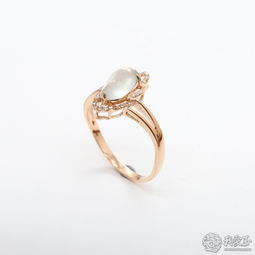 匠心獨運，璀璨個性 18K玫瑰金鑲嵌與翡翠蛋面戒指的定制藝術(shù)